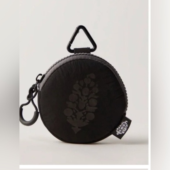 FP Movement Essentials Only Pouch. NWT. Black - Picture 1 of 3